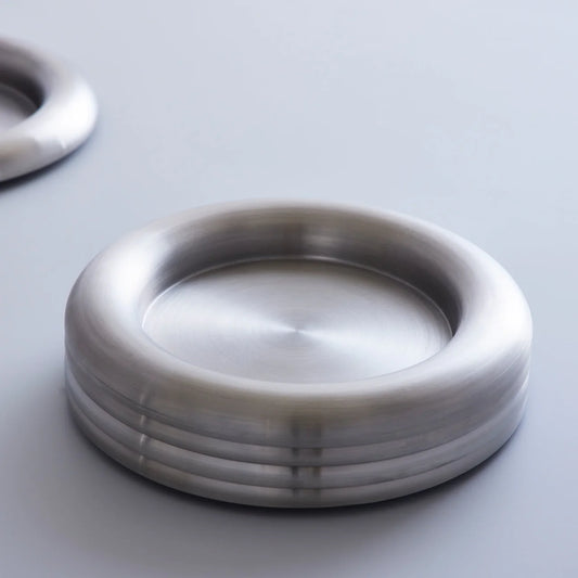 Bold Plate Ø20 cm von Stine Keinicke – handgefertigter Edelstahl Teller mit markantem Rand, nachhaltiges Designgeschirr aus UK
