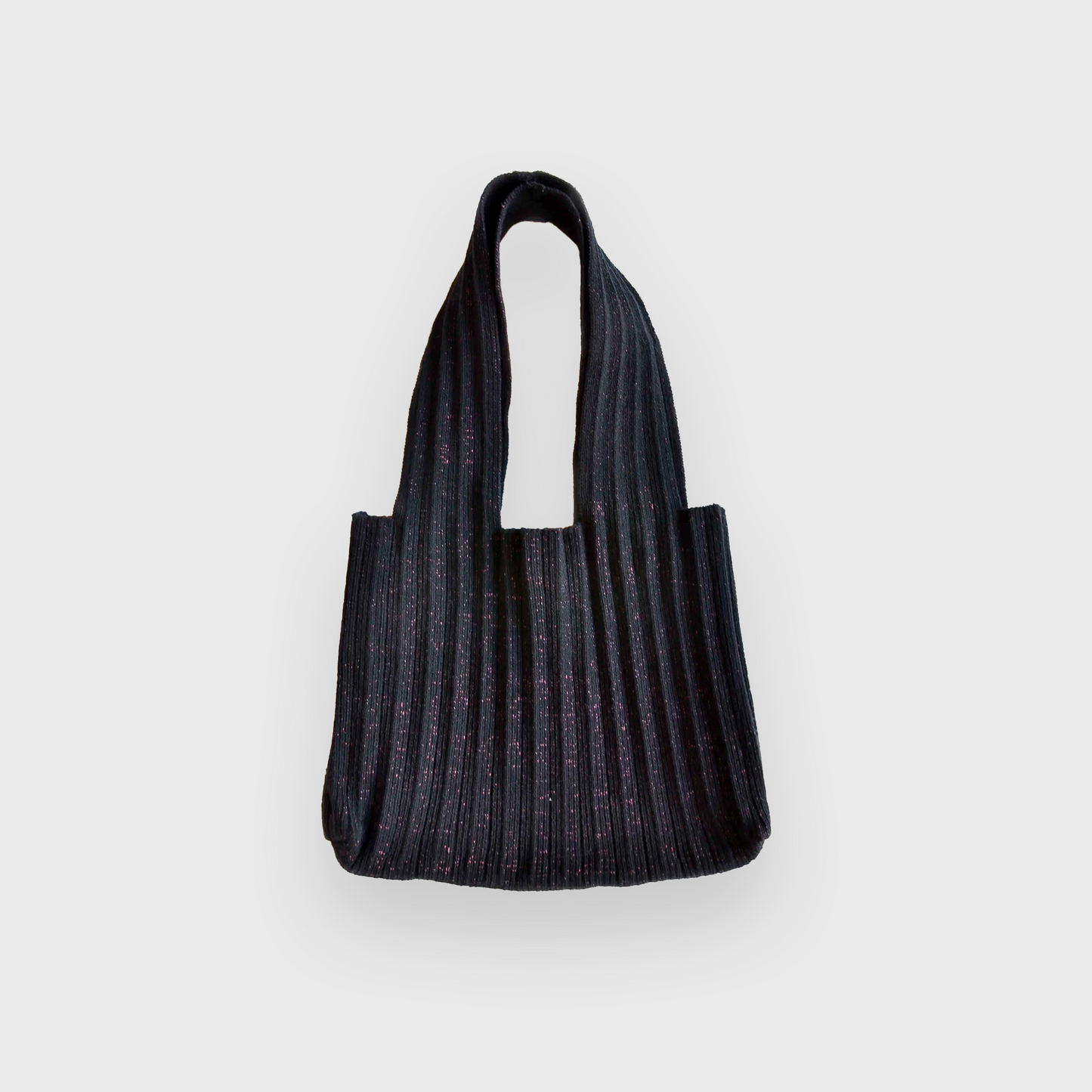KLEIN, PLISSIERTE TASCHE SCHWARZ GEPUNKTET